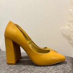 試着のみ美品 MERCURYDUO チャンキーヒール スクエアトゥパンプス／マスタード イエローの画像