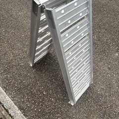 取引き中バイク昇降ラダーの画像