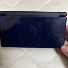 ポケットモンスター歴代カセットとDSライトの画像