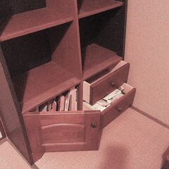 少し薄型の本棚の画像