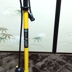 自転車用の空気入れ イエローの画像