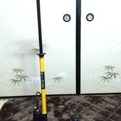 自転車用の空気入れ イエローの画像