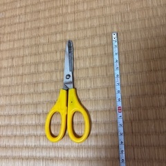 黄色のプラスチックハンドルと金属ブレードのはさみの画像