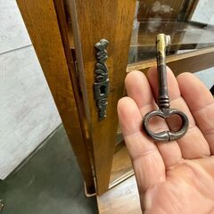 木製 ディスプレイキャビネット ガラスキャビネット アンティーク ビンテージ 鍵付き 本棚 家具 イギリス A0681の画像