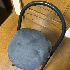折りたたみ椅子の画像