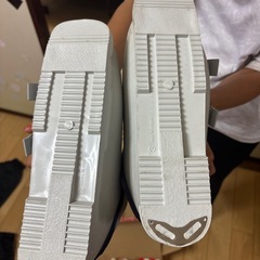 スキー靴とスキーウェア一組の画像