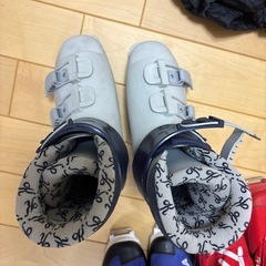 スキー靴とスキーウェア一組の画像