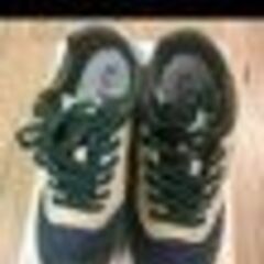 メッシュとスエードのコンビネーションで、通気性と快適さを兼ね備えたスニーカー。  - ブランド: New Balance - 色: ネイビー/グリーン/ベージュ - スタイル: スニーカー - 素材: メッシュ/スエード  ご覧いただきありがとうございます。  値下げ可能ですのでご相談ください！ ※箱付きません！の画像