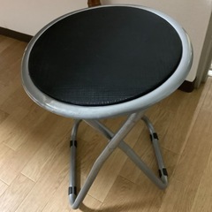 水タンク、体重計、椅子、掛け時計の画像