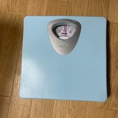 水タンク、体重計、椅子、掛け時計の画像