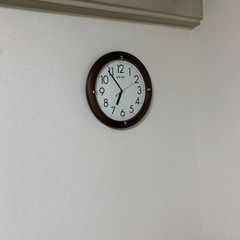 水タンク、体重計、椅子、掛け時計の画像