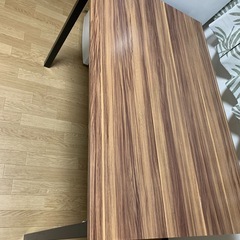 机、椅子の画像