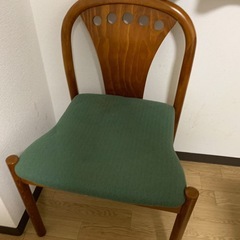 机、椅子の画像