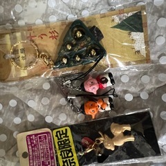 キーホルダーとフィギュアの画像