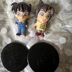 キーホルダーとフィギュアの画像
