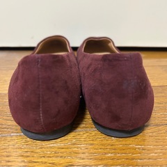 スエード風エンジ色パンプス24.5の画像