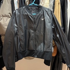 NIKEレディースジャケットの画像