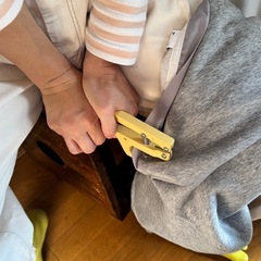 【 かんたん作業 】アパレル商品に「ボタンを付けるだけ」のお仕事（専用工具でガシャンとするだけ！）の画像