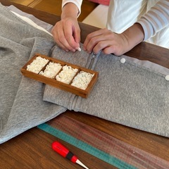 【 かんたん作業 】アパレル商品に「ボタンを付けるだけ」のお仕事（専用工具でガシャンとするだけ！）の画像