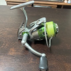 リール2本と釣具BOXの画像