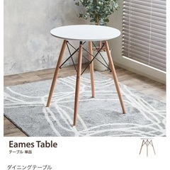 丸テーブルと椅子1脚の画像