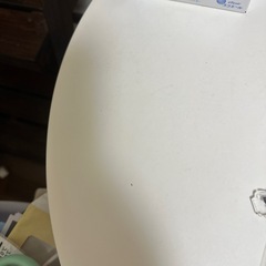 丸テーブルと椅子1脚の画像