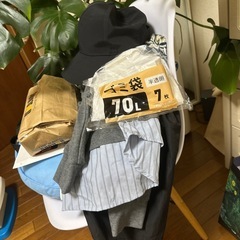 丸テーブルと椅子1脚の画像