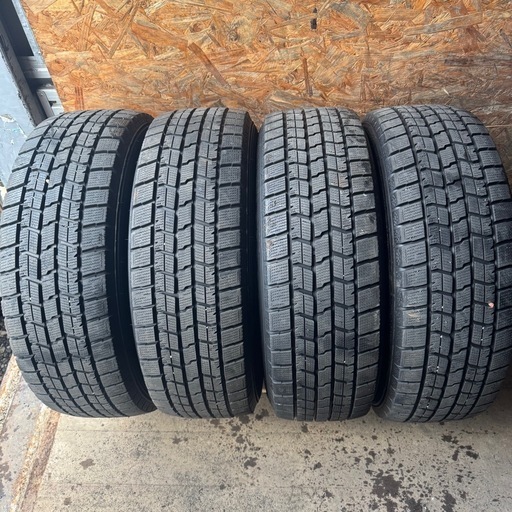 バリ山　GOODYEAR ICENAVI7 215/60R17 スタッドレス　タイヤ　2022年製　17インチ
