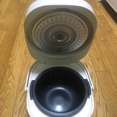 炊飯器と椅子の画像