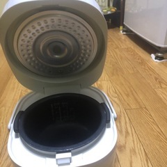 炊飯器と椅子の画像