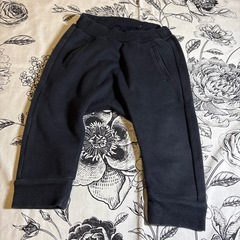 ユニクロ子供服baby古着90cm赤と紺のストライプ長袖トップスと黒ハーフパンツの画像