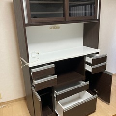 食器収納棚の画像