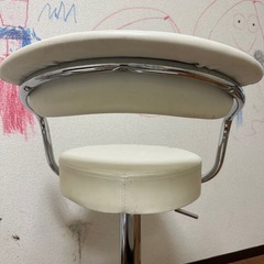 これは白いビニール製の調節可能な回転バースツールです。の画像