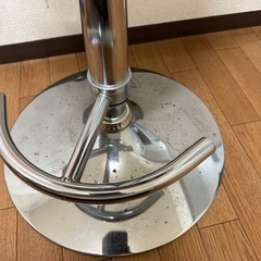 これは白いビニール製の調節可能な回転バースツールです。の画像