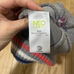 adidas ポンポン付きニット帽の画像