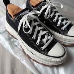 Converse厚底ブラックキャンバススニーカーの画像
