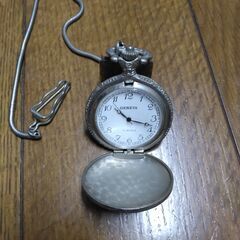 部屋の片付けで出てきた懐中時計の画像