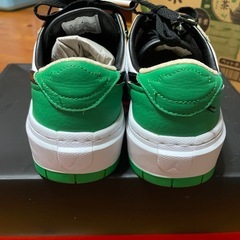 NIKE エレベート グリーン/ホワイト/ブラック スニーカーの画像