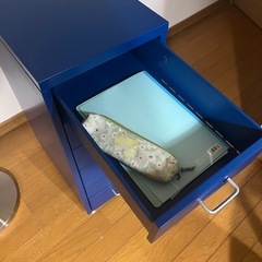 IKEA HELMER（ヘルメル）引き出しユニット（ブルー）／キャスター付きの画像