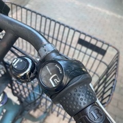 青い電動アシスト自転車 バスケット付き　ブリヂストン　の画像