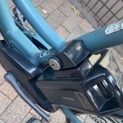 青い電動アシスト自転車 バスケット付き　ブリヂストン　の画像