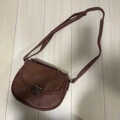 秋カラー　秋コーデ　ワンピース　ショルダーバッグ　スカートの画像