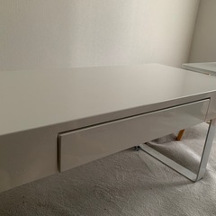 白い鏡面テーブル　テレビ台の画像