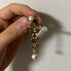ゴールド 花と葉のデザイン イヤリングの画像