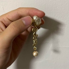 ゴールド 花と葉のデザイン イヤリングの画像