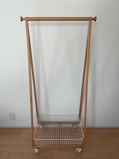 北欧　木製ハンガーラック　かご　キャスター付き