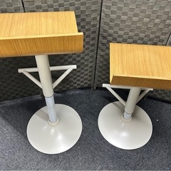 カウンターチェア2脚　ベージュ　昇降式の画像