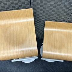 カウンターチェア2脚　ベージュ　昇降式の画像