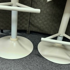 カウンターチェア2脚　ベージュ　昇降式の画像