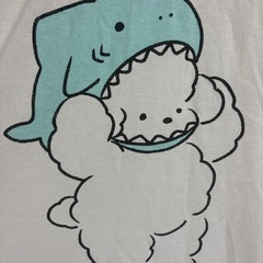 サメの帽子をかぶったワンちゃんTシャツMの画像